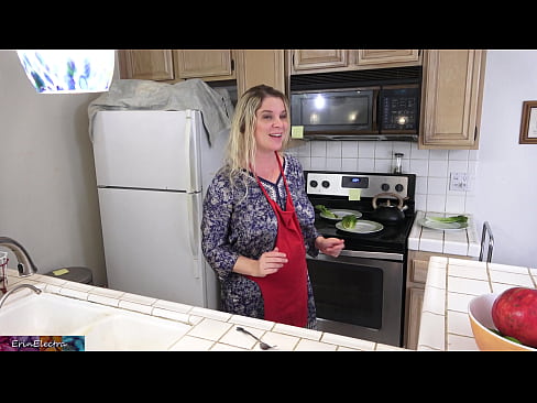 ❤️ Stepmom Mëllech him an der Kichen virun sengem Datum ☑ Sexvideo bei eis ﹏