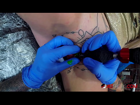 ❤️ Extrem tattooed Hottie Sully Savage krut en Tattoo op hirem Klitoris ☑ Sexvideo bei eis ﹏